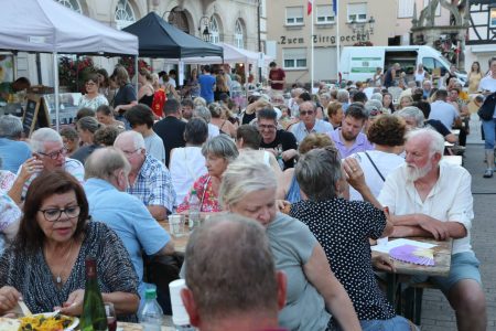 Foule aux Marchés de l'Été à Rosheim